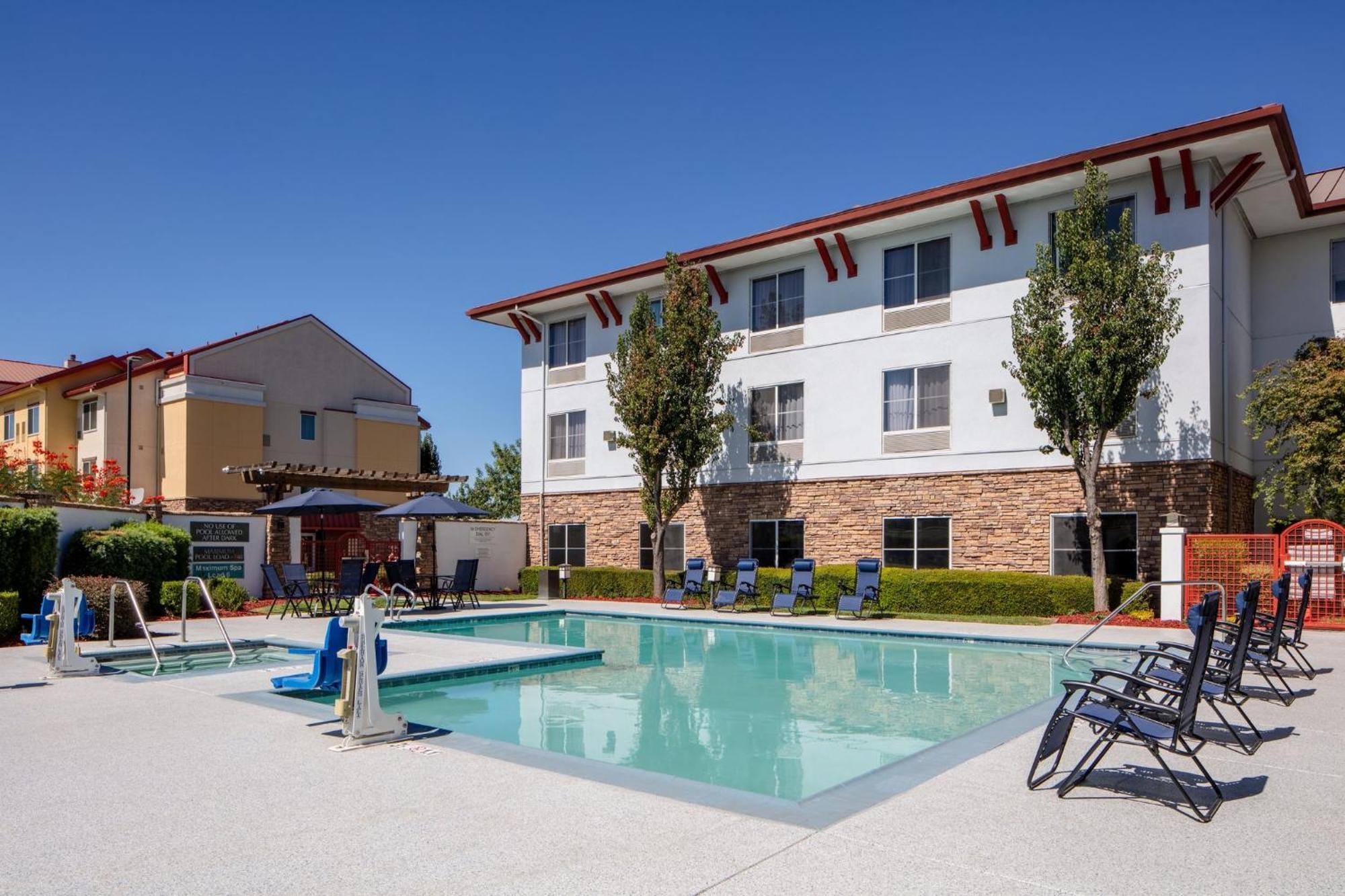Holiday Inn Express Turlock By Ihg Exterior photo