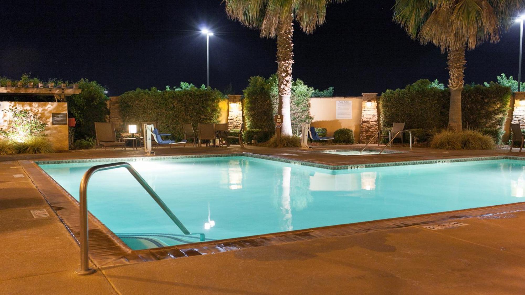 Holiday Inn Express Turlock By Ihg Exterior photo