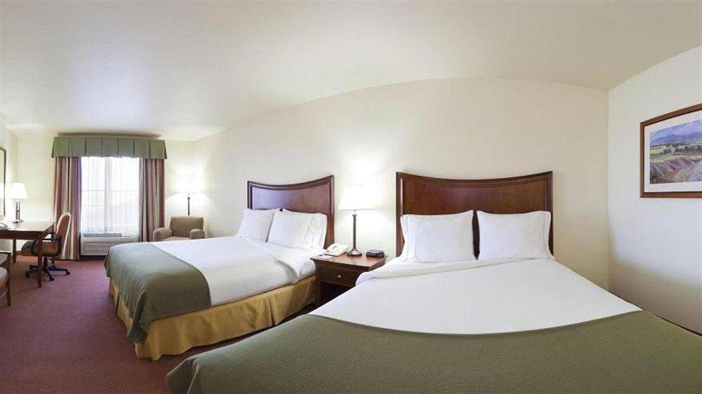 Holiday Inn Express Turlock By Ihg Exterior photo